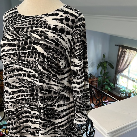 Black & White Abstract Top or Cover-Up - Picture 2 of 8